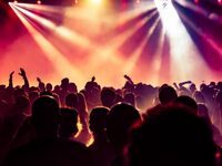 Κορωνοϊός: Άνοιξαν ξανά τα νυχτερινά μαγ...