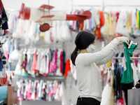 Πώς θα δοκιμάζουμε ρούχα από Δευτέρα - Τ...