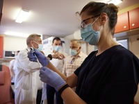 Πέτσας για υποχρεωτικό εμβολιασμό: Συζητ...