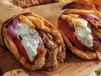 Το σουβλάκι… χάνει τη «μάχη» των fast fo...