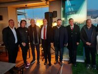 Ο Φωκίων Ζαΐμης δίπλα στους φυσικοθεραπευτές 