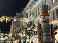 Πάτρα: Φωτίστηκε Χριστουγεννιάτικα η πόλ...