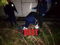 Απίστευτο! Ξάπλωσε στις γραμμές και πέρα...