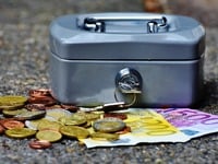 Ποιοι θα πάρουν επιδόματα 300 και 750 ευρώ 