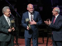 Ο Γιώργος Παπανδρέου βραβεύτηκε με το δι...