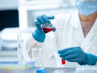 Νοσηλεύτρια με κορωνοϊό ξύπνησε από κώμα...