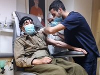 Άνδρας 100 ετών εμβολιάστηκε κατά του co...