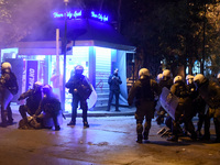  Άνδρας των ΜΑΤ ορμά σε κοπέλα που τρέχε...