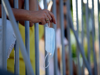 Μάσκες - γίγαντες και σε μαθητές σχολείω...