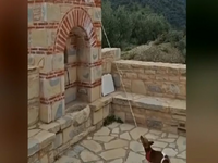 Κρήτη: Σκύλος χτυπάει την…καμπάνα εκκλησίας