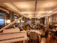 Για ρεβεγιόν Χριστουγέννων, επιλέγουμε S...