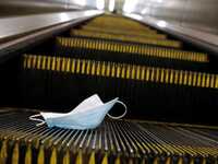 Κορωνοϊός: Προς κατάργηση η χρήση μάσκας...