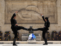 Συγκίνησαν οι εύζωνες που φόρεσαν ποντια...