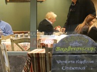 Μπόρις Τζόνσον: Στα Καλάβρυτα ο πρώην πρ...