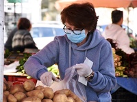 Κορωνοϊός: Μόνο τρόφιμα πλέον στις λαϊκές αγορές