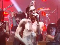 Maneskin: Δε σταματά ο χαμός για τη γυμν...