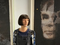 Aπίστευτο: Η πρώτη εικαστικός ρομπότ σπά...