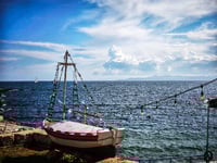 Καιρός: Επιμένει και σήμερα η ζέστη με τη σκόνη 
