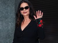 Κάθριν Ζέτα Τζόουνς: Με μαύρο ταγιέρ λόγ...