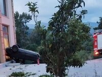 Χανιά: Αυτοκίνητο έπεσε σε τζαμαρία μαγα...