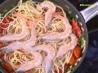 Συνταγή για γαριδομακαρονάδα με ούζο και μάραθο 