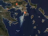 Τα πύρινα μέτωπα όπως φαίνονται από τον ...