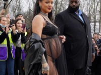 Γιατί Ριάνα; Σoκαριστικά γυμνή αν και έγ...