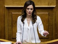 Ε. Αχτσιόγλου: Η κυβέρνηση επιμένει να ε...