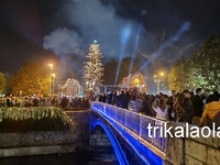 Τρίκαλα: Φωταγωγήθηκε το μεγαλύτερο χρισ...