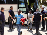 Μεταφέρονται στο Λαύριο οι 520 διασωθέντ...