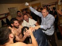 Οι πανηγυρισμοί του Προμηθέα στα αποδυτή...