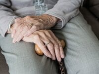 Νέα Πεντέλη: Ηλικιωμένη επιτέθηκε σε λησ...