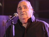 Βασίλης Καρράς: Αγνώριστος ο λαϊκός τραγ...