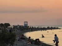 Πάτρα: Γεμάτη από κόσμο η Πλαζ για μια α...