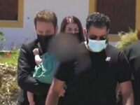 Γλυκά Νερά: Η σκηνή στην κηδεία της Καρο...