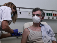 Εμβολιάστηκε ο Σωτήρης Τσιόδρας: «Δεν ήρ...