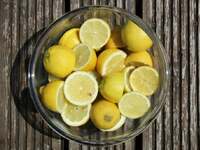 Λεμόνια: 6 τρόποι χρήσης τους στον καθαρ...