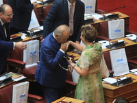 Βουλή: Το χειροφίλημα του Δ,. Χατζηδάκη ...