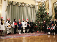 Χριστουγεννιάτικα κάλαντα από όλη την Ελ...