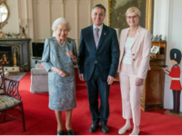 Βασίλισσα Ελισάβετ: Επέστρεψε χαμογελαστ...