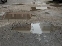 Μεγάλες λακκούβες μπροστά από δημοτικό σ...