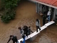 Νέα Φιλαδέλφεια: Έκαναν «γέφυρα» από θρα...