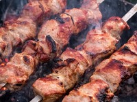 Στα 3.90€ το τυλιχτό σουβλάκι και στα 3€...