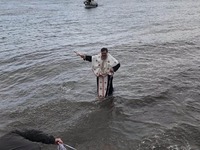 Αφού δεν βούτηξε κανένας έπεσε ο παπάς γ...