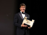 Απλά υπέροχος ο Τομ Κρουζ στις Κάννες - ...