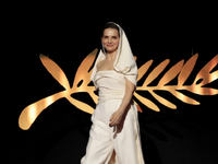 Κάννες: Η Ζιλιέτ Μπινός αποτίει φόρο τιμ...