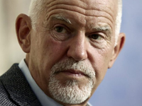 Ο χαιρετισμός του Γιώργου Παπανδρέου στη...