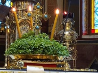 Πανηγυρίζει την Ύψωση του Τιμίου Σταυρού...