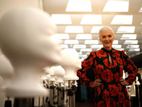 Σαντορίνη: Η μητέρα του Έλον Μασκ κέντρι...