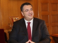 Απ. Τζιτζικώστας: Με χειρονομίες, σεξισμ...